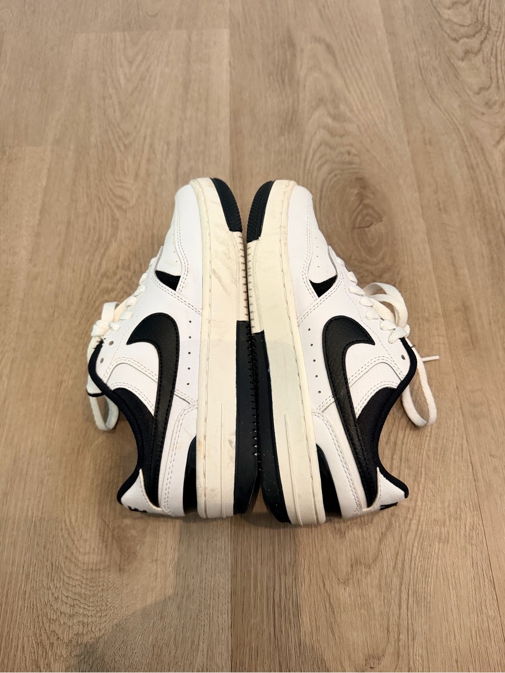 Nike White and Black Low-Top Sneakers
